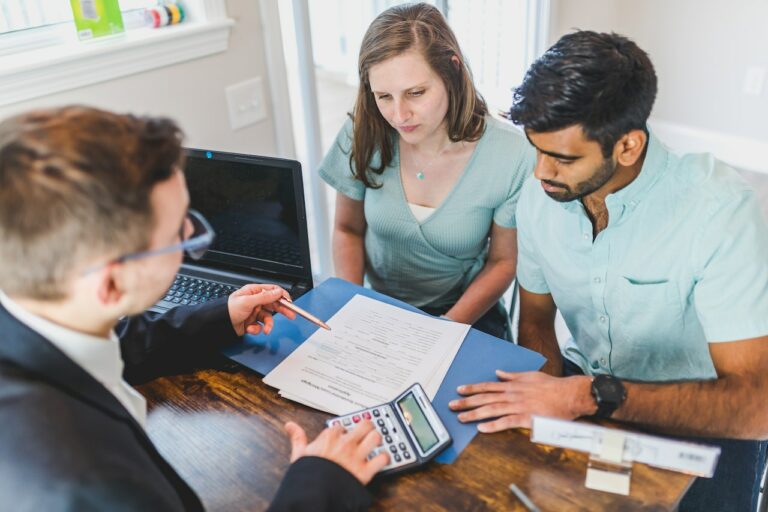 Couple parlant de leur projet à agent immobilier